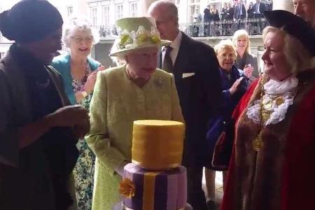 Nadiya Hussain hat für die Queen eine dreistöckige Torte in den Farben Lila und Gold gebacken.