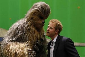 Prinz Harry auf Kuschelkurs mit Chewbacca