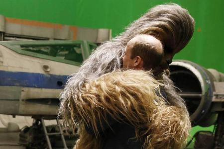 Bei Prinz William (r.) gibt es für Chewbacca kein Halten mehr