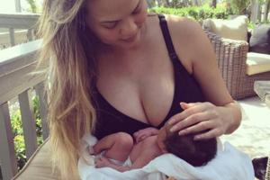 Chrissy Teigen zeigt Töchterchen Luna Simone