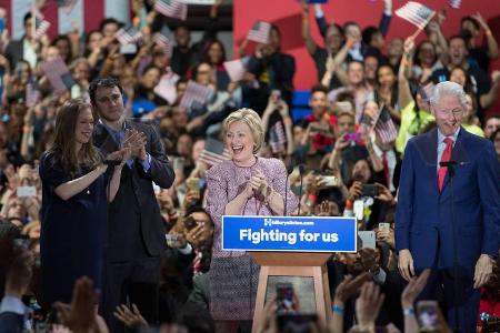 Chelsea Clinton und ihr Ehemann Marc Mezvinsky jubeln Hillary Clinton zu Chelsea Clinton und ihr Ehemann Marc Mezvinsky jubeln Hillary Clinton zu