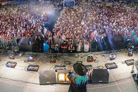 Keshas triumphaler Überraschungsauftritt beim Coachella Festival. Keshas triumphaler Überraschungsauftritt beim Coachella Festival.