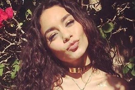 Vanessa Hudgens peppt ihr Outfit für das Coachella-Festival mit einer stylischen Choker-Halskette auf
