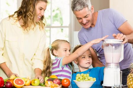 Zweimal am Tag Obst essen ist die Empfehlung - mit Smoothies geht das schnell und einfach Zweimal am Tag Obst essen ist die Empfehlung - mit Smoothies geht das schnell und einfach