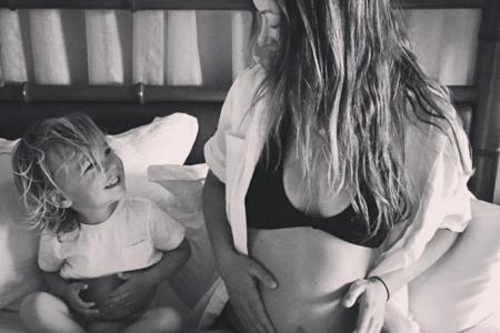 Olivia Wilde verkündet mit diesem süßen Bild ihre zweite Schwangerschaft Olivia Wilde verkündet mit diesem süßen Bild ihre zweite Schwangerschaft