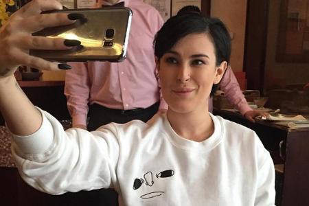 Rumer Willis unterstützt ihre Schwestern, wo sie nur kann: Hier trägt sie einen von Tallulahs Pullovern