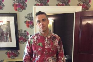Robbie Williams: Im Partnerlook mit einer Tapete