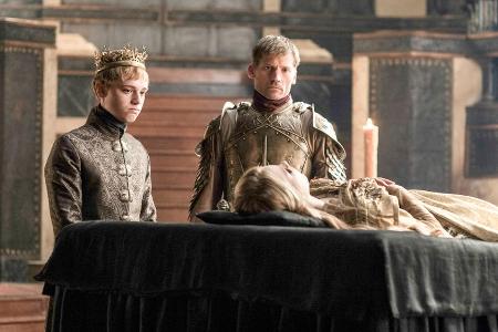 König Tommen (Leonard Rosemann), Jaime Lennister (Nikolaj Coster-Waldau) und die tote Myrcella Baratheon (Nell Tiger Free) König Tommen (Leonard Rosemann), Jaime Lennister (Nikolaj Coster-Waldau) und die tote Myrcella Baratheon (Nell Tiger Free)