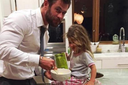 Da schmilzt das Frauenherz: Chris Hemsworth mit seiner Tochter Da schmilzt das Frauenherz: Chris Hemsworth mit seiner Tochter