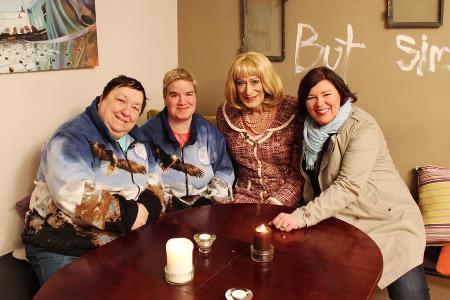 Lilo Wanders steht Beate bei Lilo Wanders steht Beate bei