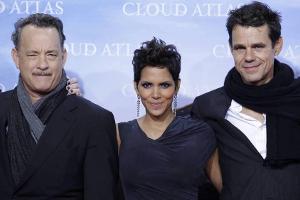 Tom Tykwer (re.) mit den Hollyood-Stars Halle Berry und Tom Hanks bei der Premiere des Films "Cloud Atlas"