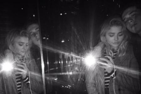 Liebevoll legt Brooklyn Beckham den Arm um Chloë Grace Moretz Liebevoll legt Brooklyn Beckham den Arm um Chloë Grace Moretz