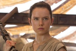 Zeigte sich bereits in "Star Wars: Das Erwachen der Macht" schlagkräftig: Daisy Ridley als Rey