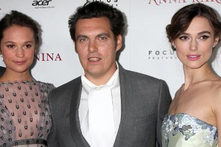 Alicia Vikander (l.), Regisseur Joe Wright und Keira Knightley bei der Premiere von 