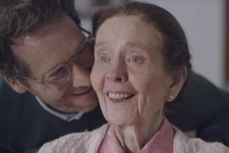 Mutter und Sohn: Opel setzt mit seinem neuen Werbeclip auf große Emotionen und den Muttertag Mutter und Sohn: Opel setzt mit seinem neuen Werbeclip auf große Emotionen und den Muttertag