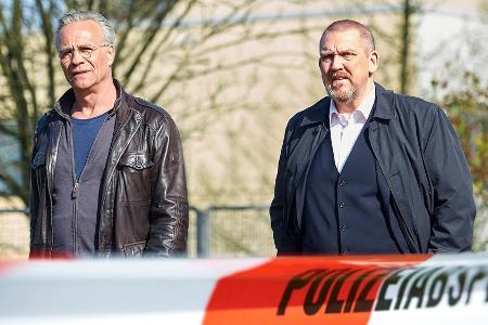 Gerade am Tatort auf dem Klinikgelände eingetroffen: Kommissare Max Ballauf (Klaus J. Behrendt, l.) und Freddy Schenk (Dietm... Gerade am Tatort auf dem Klinikgelände eingetroffen: Kommissare Max Ballauf (Klaus J. Behrendt, l.) und Freddy Schenk (Dietm...