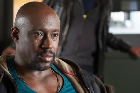 Théo Wangila (Jerry Kwarteng) zeigt, was ihm im Kongo widerfahren ist - Max Ballauf (Klaus J. Behrendt) bleibt während der A...