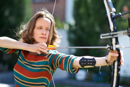 Die Witwe Vivien Wangila (Anne Ratte-Polle) ist eine geübte Bogenschützin