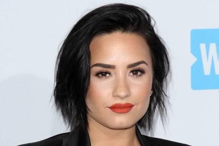 Mit Stürzen hat Demi Lovato Erfahrung: Im Sommer 2015 kam sie bei einer Pool-Party für ihre Single Mit Stürzen hat Demi Lovato Erfahrung: Im Sommer 2015 kam sie bei einer Pool-Party für ihre Single
