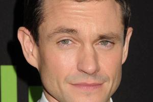 Hugh Dancy wird als Psychiater Dr. Flynn Christian Grey zur Seite stehen