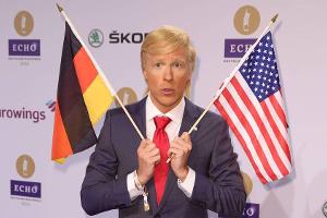 Oliver Pocher gibt beim Echo den Donald Trump