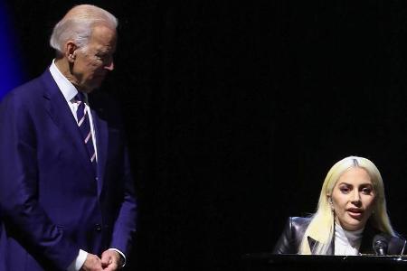 Joe Biden und Lady Gaga zusammen auf der Bühne Joe Biden und Lady Gaga zusammen auf der Bühne