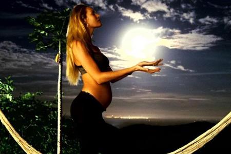 Candice Swanepoel zeigt ihren Babybauch Candice Swanepoel zeigt ihren Babybauch