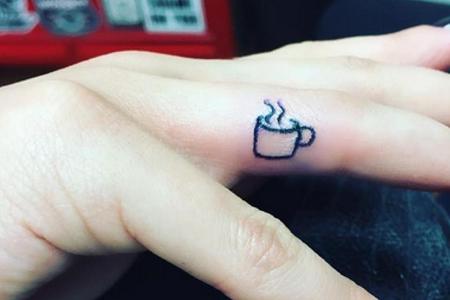 Lea Michele hat sich ihrer Oma zu Ehren eine Kaffeetasse stechen lassen Lea Michele hat sich ihrer Oma zu Ehren eine Kaffeetasse stechen lassen