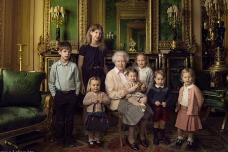 Queen Elizabeth umringt von ihren beiden jüngsten Enkelkindern und ihren fünf Ur-Enkeln Queen Elizabeth umringt von ihren beiden jüngsten Enkelkindern und ihren fünf Ur-Enkeln
