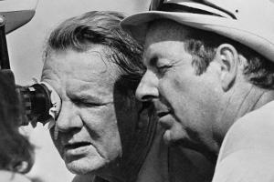Regisseur Guy Hamilton (re.) an der Seite des Kameramanns Ted Moore