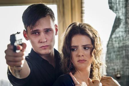 Adrian Tarrach (Rick Okon) träumt von einer gemeinsamen Zukunft mit Laura (Ruby O. Fee) und nimmt dafür jedes Risiko in Kauf Adrian Tarrach (Rick Okon) träumt von einer gemeinsamen Zukunft mit Laura (Ruby O. Fee) und nimmt dafür jedes Risiko in Kauf