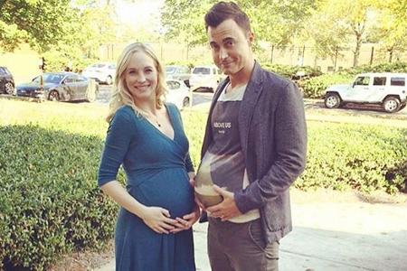 Joe King fühlt sich mit Babybauch-Attrape in seine Frau hinein Joe King fühlt sich mit Babybauch-Attrape in seine Frau hinein