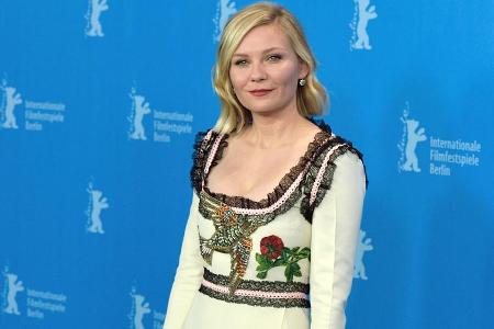 Dunsts züchtiges Kleid wird durch Verzierungen und Spitzendetails zum Hingucker Dunsts züchtiges Kleid wird durch Verzierungen und Spitzendetails zum Hingucker