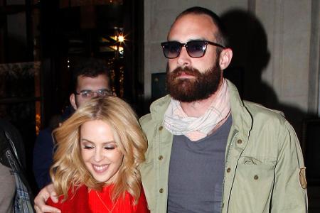Kylie Minogue und Joshua Sasse sind seit 2015 ein Paar Kylie Minogue und Joshua Sasse sind seit 2015 ein Paar