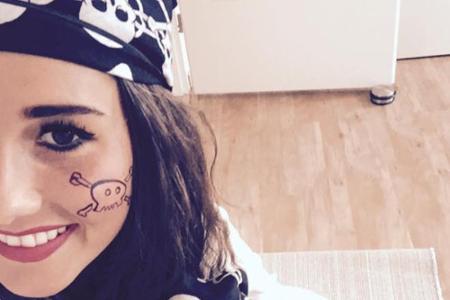 Sarah Engels feiert Fasching zusammen mit Söhnchen Alessio als Piratenfamilie