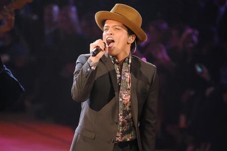 Bruno Mars wird zusammen mit Beyoncé und Coldplay beim Super Bowl 50 auftreten Bruno Mars wird zusammen mit Beyoncé und Coldplay beim Super Bowl 50 auftreten