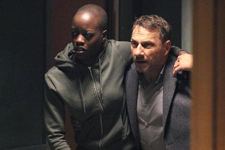 Kommissar Thorsten Lannert (Richy Müller) will die verletzte Lela (Florence Kasumba) in Sicherheit bringen Kommissar Thorsten Lannert (Richy Müller) will die verletzte Lela (Florence Kasumba) in Sicherheit bringen