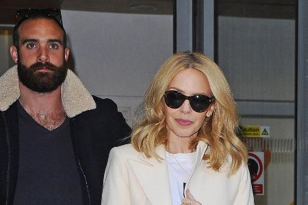 Joshua Sasse und Kylie Minogue sind seit November 2015 ein Paar Joshua Sasse und Kylie Minogue sind seit November 2015 ein Paar
