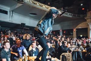 NME Awards: Bring Me The Horizon zerstören Coldplays Tisch