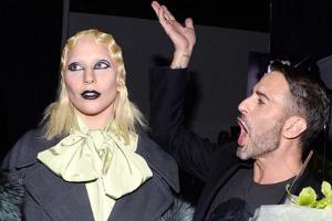 Auf dem Laufsteg für Marc Jacobs: Lady Gaga verhüllt im Trenchcoat