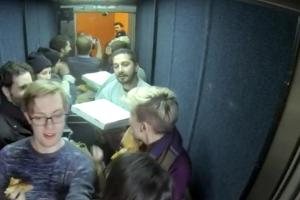 Shia LaBeouf fährt 24 Stunden lang Aufzug
