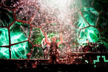 Rammstein - hier bei einem Auftritt in Moskau - werden bei den ausverkauften Southside- und Hurricane-Festivals spielen Rammstein - hier bei einem Auftritt in Moskau - werden bei den ausverkauften Southside- und Hurricane-Festivals spielen