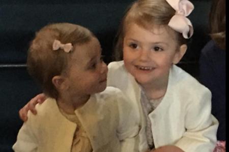 Die zweijährige Prinzessin Leonore (l.) gratuliert ihrer Cousine Estelle zum vierten Geburtstag Die zweijährige Prinzessin Leonore (l.) gratuliert ihrer Cousine Estelle zum vierten Geburtstag