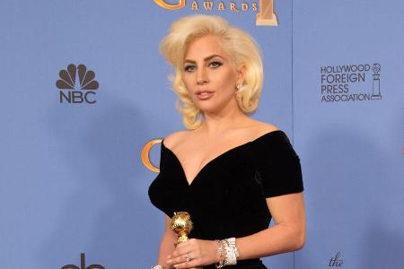 Lady Gaga mit ihrem Golden Globe, den sie im Januar für ihre Rolle in Lady Gaga mit ihrem Golden Globe, den sie im Januar für ihre Rolle in