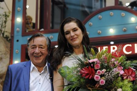 Einen Strauß kleiner: Richard Lugner will beim Opernball nicht mit Brooke Shields tanzen Einen Strauß kleiner: Richard Lugner will beim Opernball nicht mit Brooke Shields tanzen