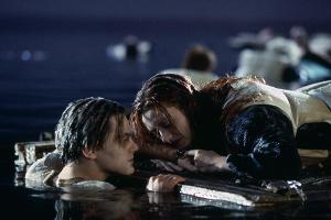 Das "Titanic"-Unheil nimmt seinen Lauf: Rose (Kate Winslet) liegt auf dem improvisierten Floß, Jack bleibt außen vor
