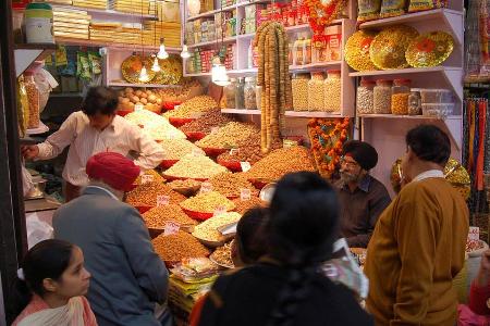 Auf indischen Märkten wird das Kraut Ashwagandha zur Luststeigerung hoch gehandelt Auf indischen Märkten wird das Kraut Ashwagandha zur Luststeigerung hoch gehandelt