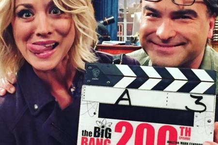 Kaley Cuoco (li.) und Johnny Galecki am Set der 200. Folge von Kaley Cuoco (li.) und Johnny Galecki am Set der 200. Folge von