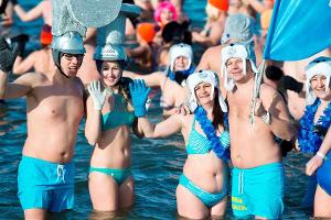 Manche mögen's kalt: Eisbaden in der Ostsee