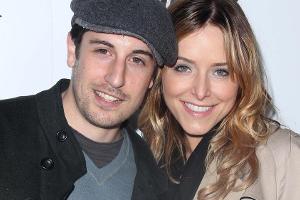 Jason Biggs hasst die maskulinen Outfits seiner Frau